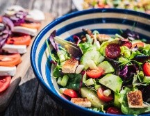 Ensalada con tomates cherry. ESPECIAL/Photo by Jezz Timms on Unsplash.
