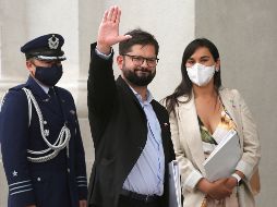 Gabriel Boric, presidente electo de Chile saluda durante una rueda de prensa que se llevó a cabo ayer en el palacio de La Moneda, en Santiago. EFE/E. González