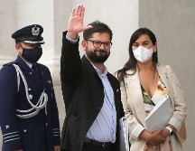 Gabriel Boric, presidente electo de Chile saluda durante una rueda de prensa que se llevó a cabo ayer en el palacio de La Moneda, en Santiago. EFE/E. González