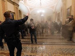 El asalto al Capitolio de EU dejó como saldo cinco personas muertas y desde entonces han sido detenidas más de 700 personas en casi todos los estados del país. AP / ARCHIVO