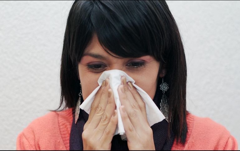 Escurrimiento nasal y estornudos pueden ser síntomas de ómicron. EL INFORMADOR/ARCHIVOS