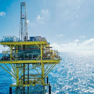 Petróleo termina en fuerte alza, temores por ómicron se disipan un poco