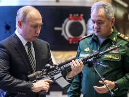 Vladimir Putin, presidente de Rusia, visitó a Serguéi Shoigu, ministro de Defensa, para analizar los distintos escenarios en la disputa con Ucrania. AP/Sputnik/M. Metzel