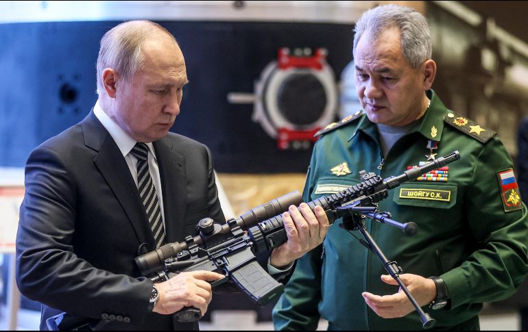 Vladimir Putin, presidente de Rusia, visitó a Serguéi Shoigu, ministro de Defensa, para analizar los distintos escenarios en la disputa con Ucrania. AP/Sputnik/M. Metzel