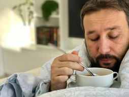 La alimentación puede ayudar a enfrentar varios síntomas de la covid-19, como la fatiga y pérdida de olfato. GETTY IMAGES