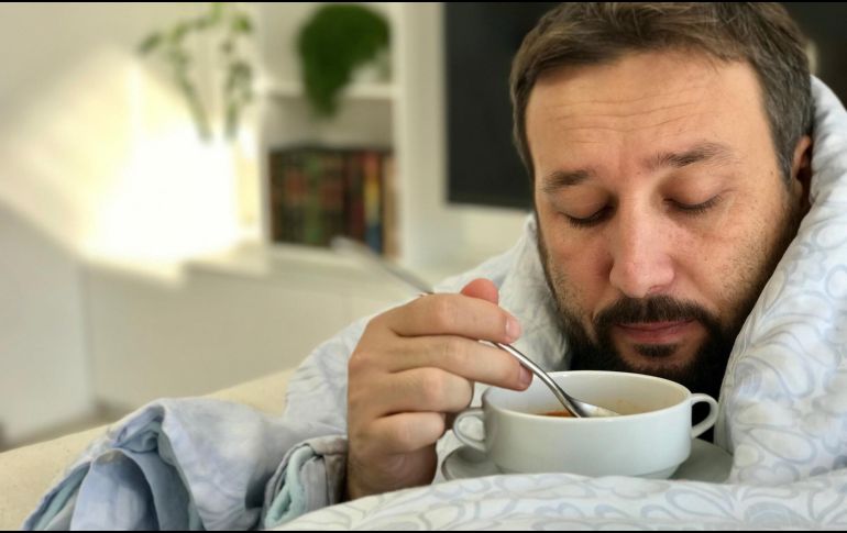 La alimentación puede ayudar a enfrentar varios síntomas de la covid-19, como la fatiga y pérdida de olfato. GETTY IMAGES