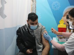 Las personas inmunodeprimidas también podrán recibir una cuarta dosis, al menos cuatro meses tras la tercera inyección. EFE / A. Sultan