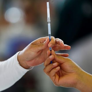 AMLO anuncia vacuna de refuerzo para médicos y maestros