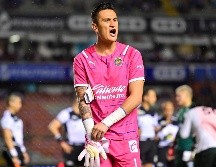 El portero de Chivas desfiló junto a su esposa y con el himno de la Champions League de fondo, el cual era interpretado por un coro. IMAGO7