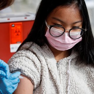 COVID: Variante ómicron provoca menor número de hospitalizaciones, según primeros informes