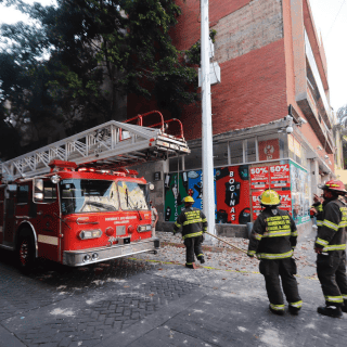 Seguridad en Jalisco: Cae marquesina en el Centro de Guadalajara y lesiona a dos personas