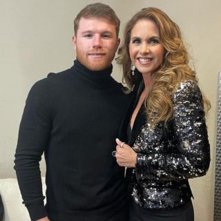 ¡Increíble! "Canelo" regala flores a Lucero, y además... ¡le canta!