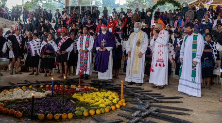 Indígenas tzotziles participan en una misa en memoria del 24 aniversario de la masacre de Acteal, en el municipio de Chenalhó. EFE/C. López