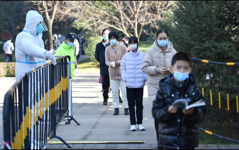 Residentes hacen fila para aplicarse una prueba PRC en una zona residencial de Xi'an, en la provincia de Shaanxi, al noroeste de China. XINHUA/S. Rui
