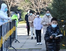 Residentes hacen fila para aplicarse una prueba PRC en una zona residencial de Xi'an, en la provincia de Shaanxi, al noroeste de China. XINHUA/S. Rui