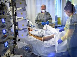 La variante ómicron, sin embargo, es altamente infecciosa y aún puede ocasionar casos graves en general. EFE/L. Gillieron