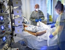 La variante ómicron, sin embargo, es altamente infecciosa y aún puede ocasionar casos graves en general. EFE/L. Gillieron