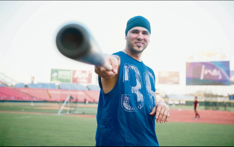 APUNTADO. Durante el calentamiento de ayer, Felix Pérez compartió su deseo de quedar como líder de carreras impulsadas esta temporada con los Charros de Jalisco. El Informador/ G. Gallo