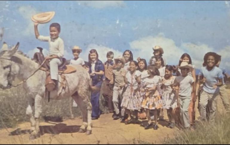Ricardo Cuenci, de 8 años, cabalga un burrito acompañado de la agrupación infantil venezolana La Rondallita en la portada del disco original CORO INFANTIL VENEZUELA
