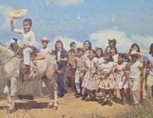 Ricardo Cuenci, de 8 años, cabalga un burrito acompañado de la agrupación infantil venezolana La Rondallita en la portada del disco original CORO INFANTIL VENEZUELA