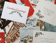 Las Tarjetas Navideñas son un regalo tradicional de estas fiestas decembrinas. UNSPLASH/ANNIE SPRATT