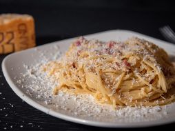 La pasta blanca es una opción de acompañamiento para el platillo principal de la cena de Nochebuena. ESPECIAL/Photo by Zoran Borojevic on Unsplash.