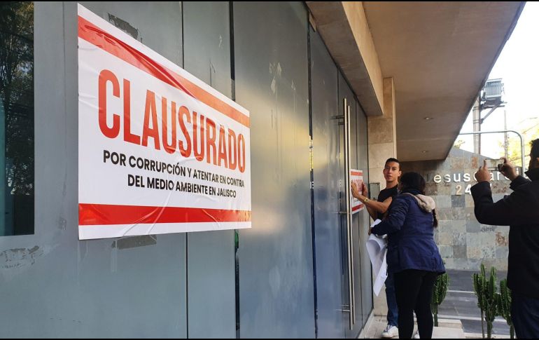 Los manifestantes procedieron a hacer la clausura, colocando calcomanías en las puertas y ventanas. EL INFORMADOR / Y. Mora
