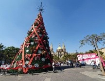Desde el lunes a partir de las cinco de la tarde, el colectivo se reúne en la Plaza Liberación para pegar las fotos. EL INFORMADOR / Y. Mora