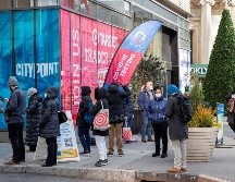 París y Londres han cancelado sus festividades para recibir el Año Nuevo ante el avance de la nueva variante Ómicron. EFE/S. Yenesel