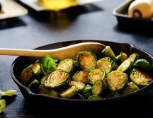 Coles de bruselas horneadas. ESPECIAL/Photo by Sebastian Coman Photography on Unsplash.