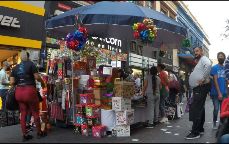 La Dirección de Inspección y Vigilancia, al detectar a un vendedor ambulante que está realizando este tipo de actividad sin un permiso, le realiza el levantamiento de una acta de infracción. EL INFORMADOR/ARCHIVO