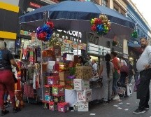 La Dirección de Inspección y Vigilancia, al detectar a un vendedor ambulante que está realizando este tipo de actividad sin un permiso, le realiza el levantamiento de una acta de infracción. EL INFORMADOR/ARCHIVO