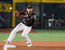 Alejandro Tovalín en su trabajo defensivo durante la séptima entrada del juego. TWITTER/charrosbeisbol