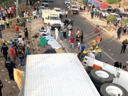 El pasado 9 de diciembre, un tráiler donde se transportaban los migrantes escondidos, que iba a exceso de velocidad, volcó en una curva, lo cual provocó que la caja se desprendiera. EFE / ARCHIVO