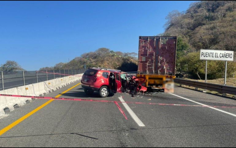 Debido al accidente en la autopista Colima-Acatlán de Juárez se cerró la circulación en la vialidad. TWITTER / @GN_Carreteras