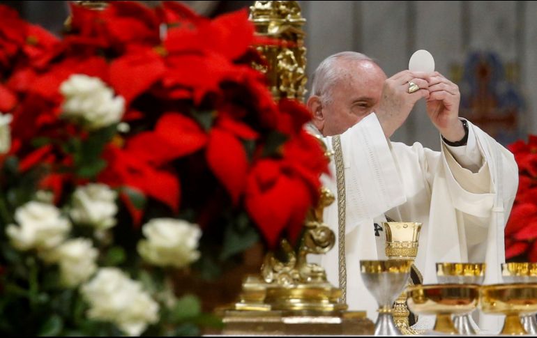 Este 24 de diciembre, el Papa conmemoró el nacimiento de Cristo en la Misa de Gallo, donde llamó a atender a los más desfavorecidos, unidad en la Iglesia y dignidad en el ámbito laboral. EFE / F. Frustraci