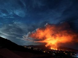 El volcán comenzó su actividad el pasado 19 de septiembre en la zona sur de la isla canaria de La Palma y durante más de tres meses ha expulsado toneladas de lava que ha invadido miles de hectáreas. EFE / M. Calero