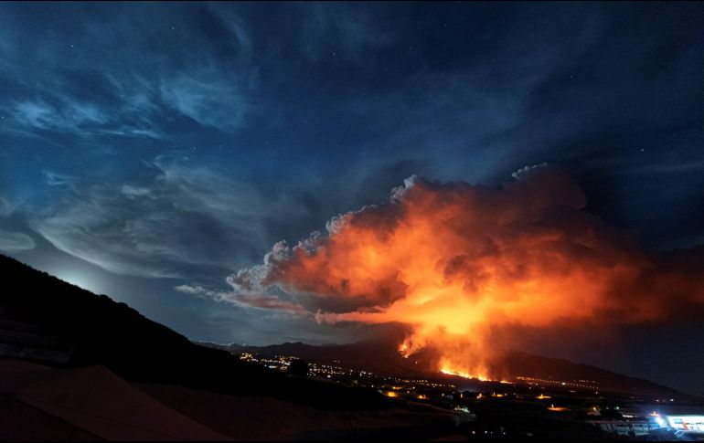 El volcán comenzó su actividad el pasado 19 de septiembre en la zona sur de la isla canaria de La Palma y durante más de tres meses ha expulsado toneladas de lava que ha invadido miles de hectáreas. EFE / M. Calero