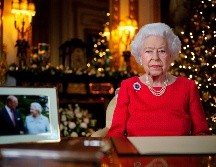 La reina Isabel II apareció con un vestido rojo, sentada junto a una fotografía de 2007 en la que ella y su marido se miran y se sonríen, tomada durante sus bodas de diamante (60 años de matrimonio). AFP