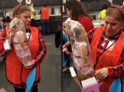 La adulta mayor recibió aplausos de sus compañeras mientras lloraba. ESPECIAL