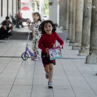 Niño Dios le trae su muñeca a Mabel y la estrena en la Plaza de Atemajac
