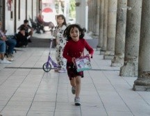 Mabel corría con alegría con los juguetes que recibió en esta Navidad. EL INFORMADOR/G. Gallo