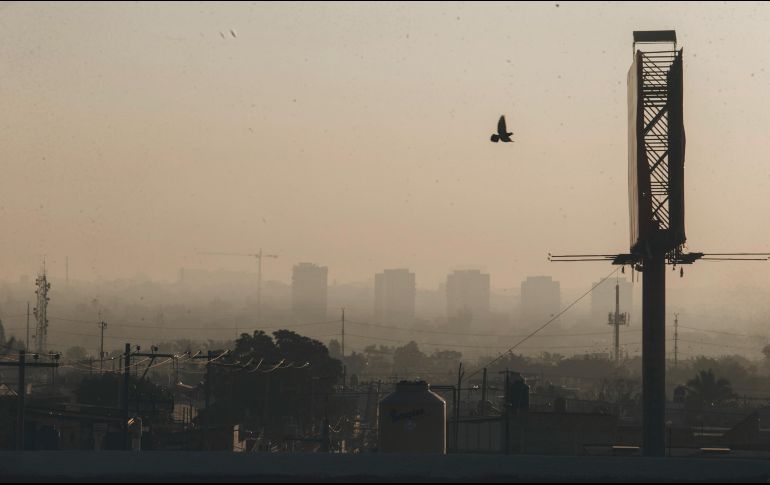 POLUCIÓN. En lo que va del año ha habido más de 57 episodios graves de mala calidad del aire en la metrópoli, lo que es cinco veces más que en 2020. En la imagen, la ciudad contaminada el día de ayer. El Informador/ G. Gallo