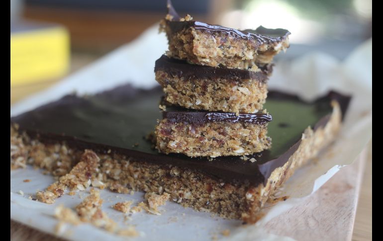 Barritas de avena con crema de cacahuate y chocolate