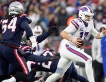 BRILLANTE. Josh Allen completó 30 de 47 envíos para 314 yardas, además acumuló 64 yardas en 12 acarreos. EFE/C. Gunther