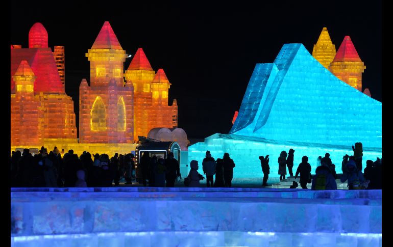 Personas visitan el Mundo de Hielo y Nieve de Harbin, en China, que abrió el 25 de diciembre. XINHUA/Wang Jianwei