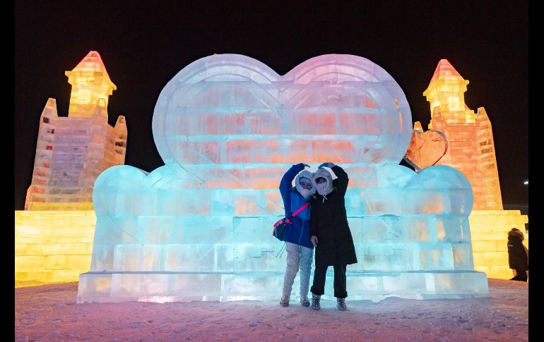 El palacio de hielo y nieve atrae a turistas locales y extranjeros. XINHUA/Xie Jianfei