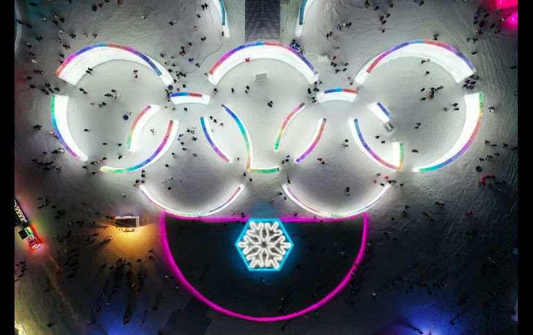 Los aros olímpicos se proyectan en el espectáculo. XINHUA/Xie Jianfei