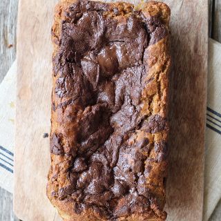 Pan de plátano y harina de coco con chocolate