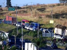 El accidente provoca largas filas en la carretera a Morelia. TWITTER/GobTlajomulco